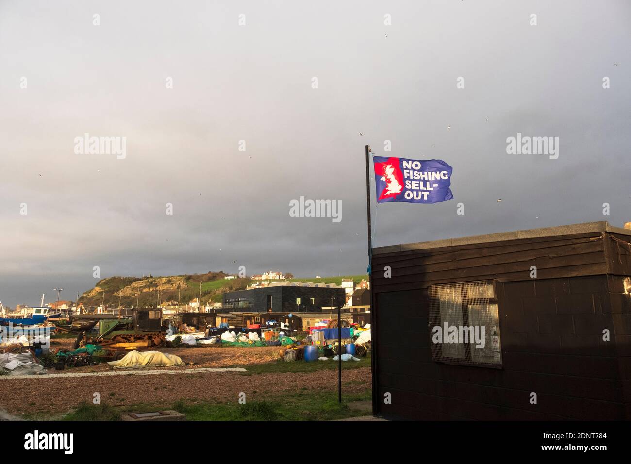 Hastings, East Sussex, Großbritannien. 18th Dezember 2020. Dunkle Wolken ziehen sich über dem Strand der Fischerboote, da die Fischereirechte immer noch ein Knackpunkt in den EU/Brexit-Verhandlungen sind. C.Clarke/Alamy Live News Stockfoto