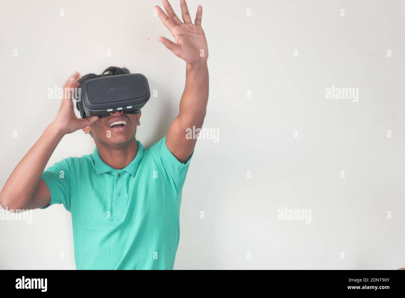 Junger Mann mit Virtual-Reality-Headset, VR-Box. Stockfoto