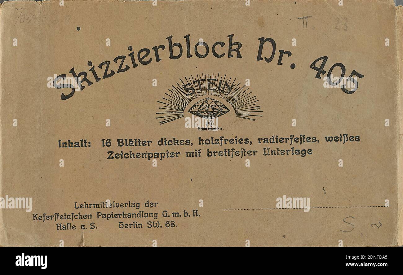 Gustav Heinrich Wolff, Skizzenblock 1923, Zeichenpapier, rote Kreide, Zeichnung, rote Kreide auf Zeichenpapier, gesamt: Höhe: 10.6 cm; Breite: 17.2 cm, Einband rechts oben mit Bleistift (von jemand anderem?) Datiert: 23, Zeichnung, Grafik, Skizzen, Entwurfszeichnungen, Zeichnungskunst, Standfigur, Skulptur, Plastik, Skulpturenkunst, Klassische Moderne, Skizzenblock Nr. 405 von 1923 mit zwei lose eingelegten Blättern. Auf jedem von ihnen die rote Kreidezeichnung: Die stehende Figur im Profil rechts auf dem Sockel mit dem gewinkelten rechten Arm Stockfoto