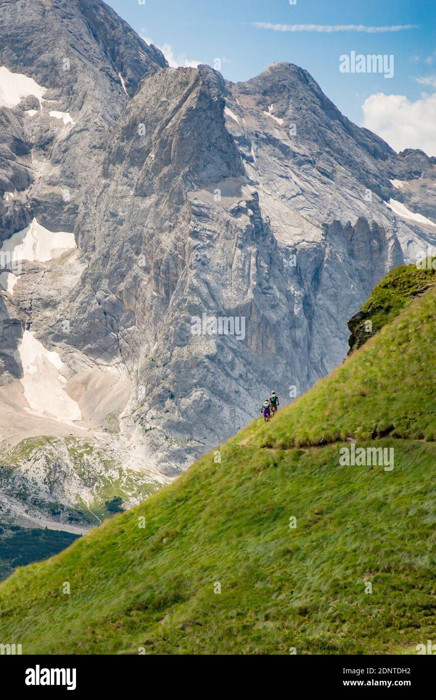 Mann und Frau Mountainbiken in den Dolomiten, Gröden, Südtirol, Italien Stockfoto