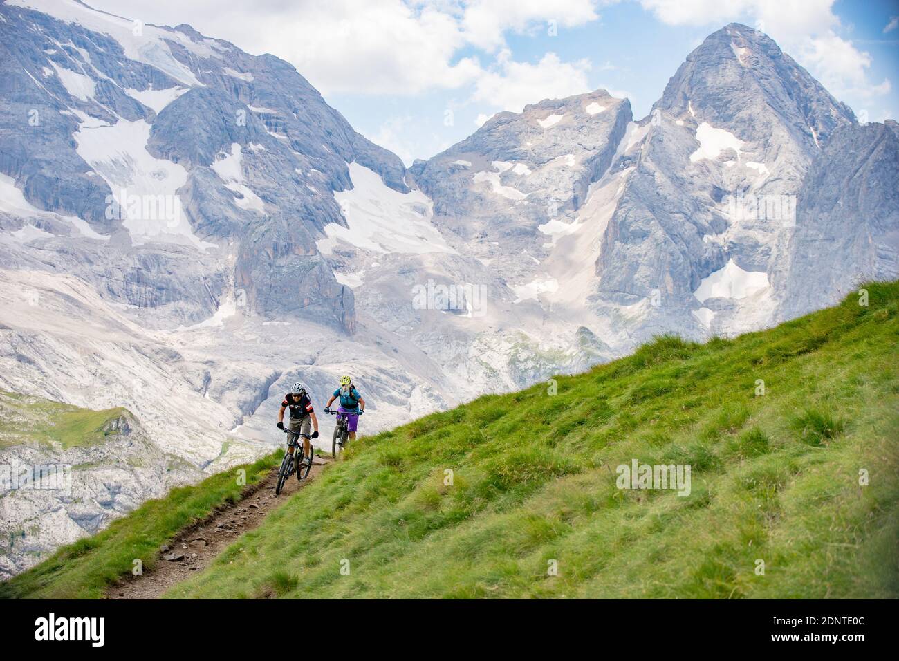 Mann und Frau Mountainbiken in den Dolomiten, Gröden, Südtirol, Italien Stockfoto
