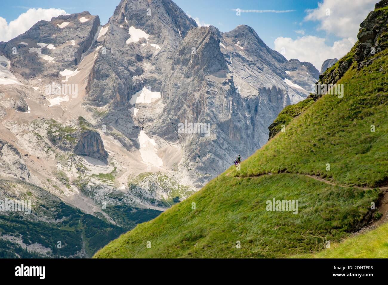 Mann und Frau Mountainbiken in den Dolomiten, Italien Stockfoto