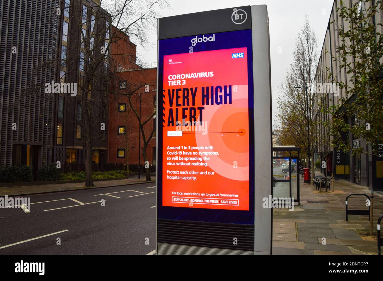 Ein 'Very High Alert'-Schild in Central London. Das Kapital wurde in Tier 3 verlagert, die höchste Stufe von Beschränkungen, da Coronavirus-Fälle steigen. Stockfoto