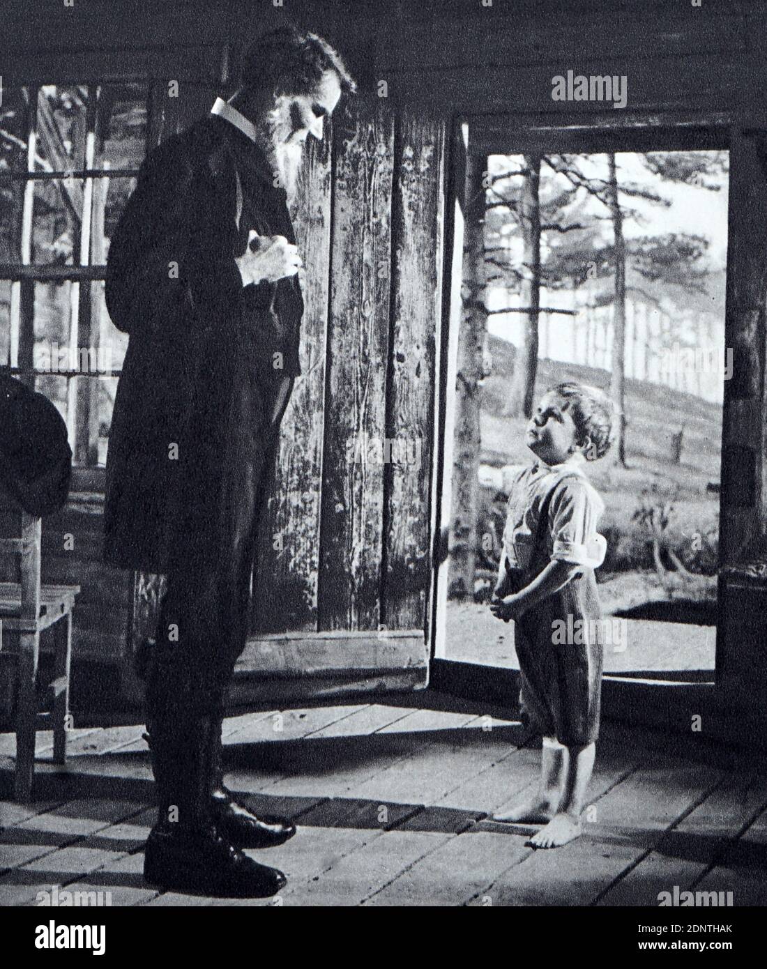 Filmstill von Duncan Macrae (1905-1967) und Vincent Winter (1947-1998) aus "The Kidnappers". Stockfoto