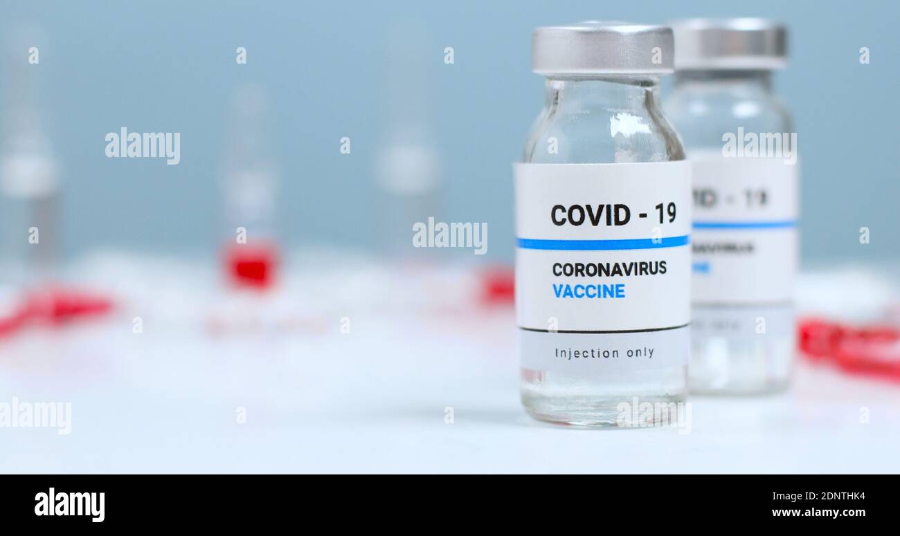 Coronavirus SARS-Cov-2 Impfstofffläschchen mit Kopierplatz im Labor. Stockfoto