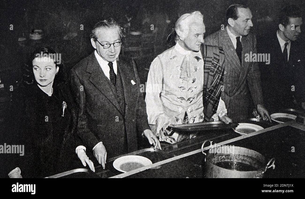 Foto aus der Kantine in den Shepperton Studios. Im Bild: Vivien Leigh, Alexander Korda, David Niven, Anthony Kimmins und Kieron Moore. Stockfoto