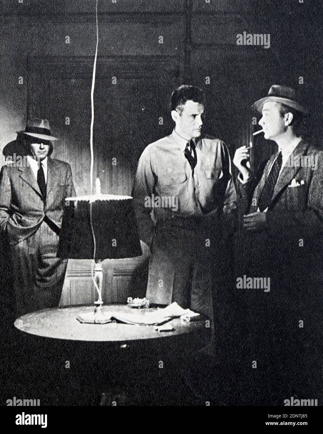 Filmstill aus 'Crossfire' mit Robert Ryan, Gloria Grahame, Robert Mitchum und Robert Young. Stockfoto