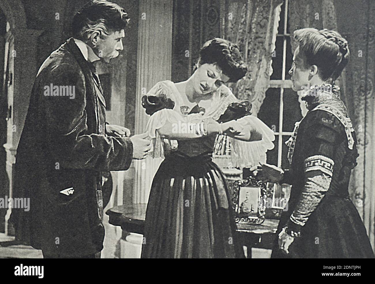 Filmstill aus 'A Place of One's Own' mit Dennis Price, Dulcie Gray, James Mason und Margaret Lockwood. Stockfoto