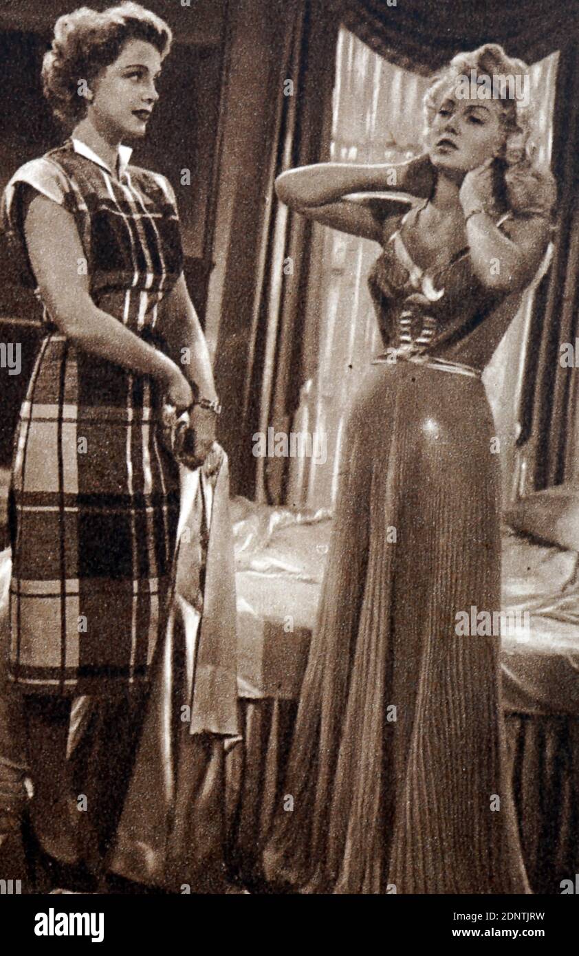 Filmstill aus „Keep Your Powder Dry“ mit Lana Turner, Susan Peters, Laraine Day und Agnes Mooreboad. Stockfoto