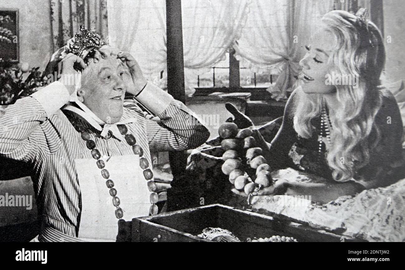 Filmstill aus 'Mad About Men' mit Glynis Johns, Margaret Rutherford, Donald Sinden und Dora Bryan. Stockfoto