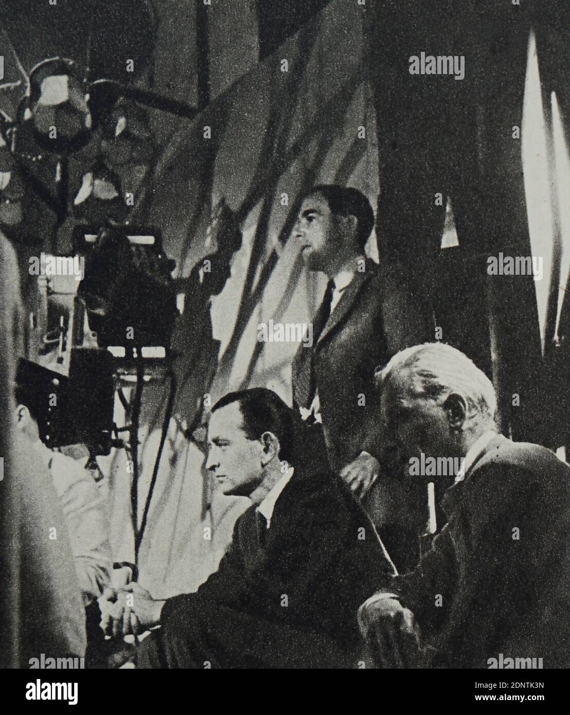 Foto von David Lean (1908-1991) und Ronald Neame (1911-2010) an einem Filmset. Stockfoto