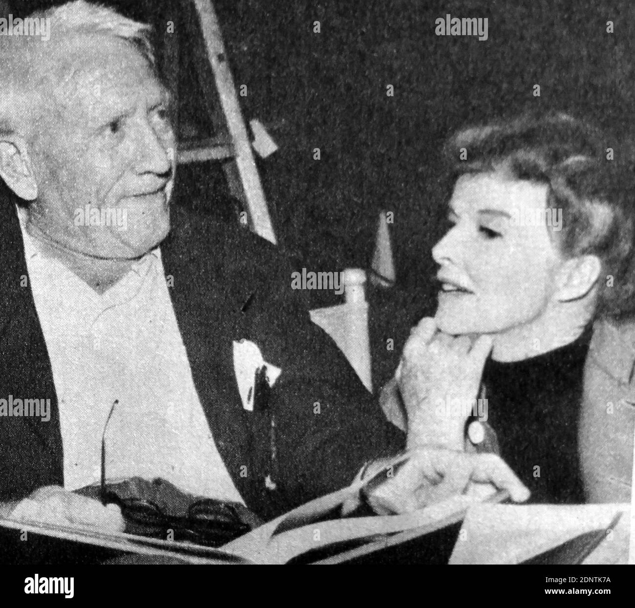 Foto von Spencer Tracy (1900-1967) und Katherine Hepburn (1907-2003) auf dem Set von "Guess Who's Coming to Dinner". Stockfoto