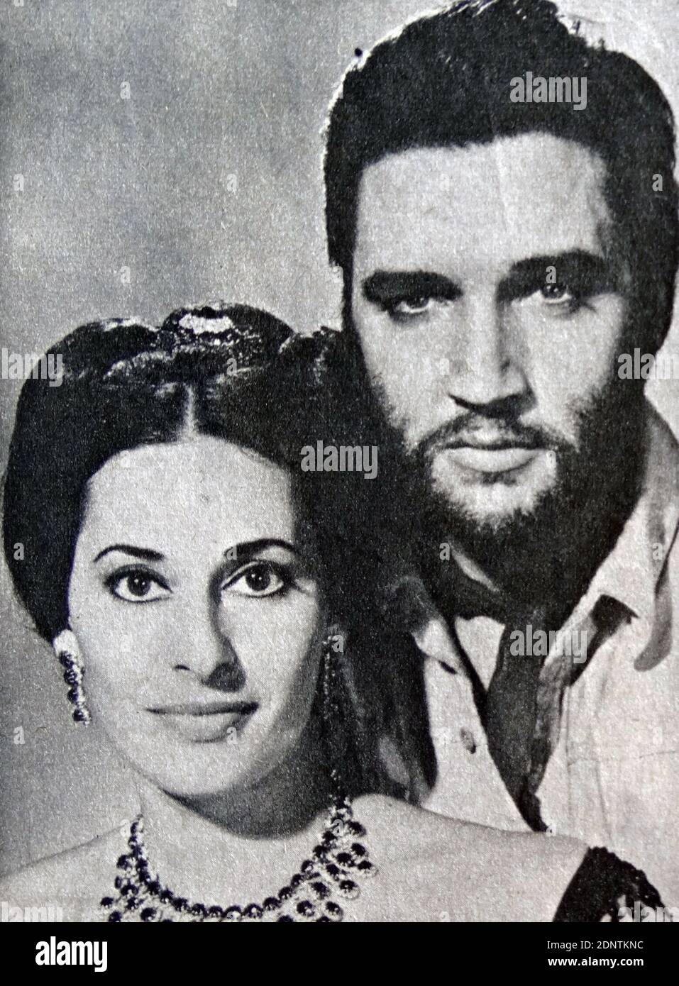 Filmstill von Elvis Presley (1935-1977) und Ina Balin (1937-1990) aus 'Charro!'. Stockfoto