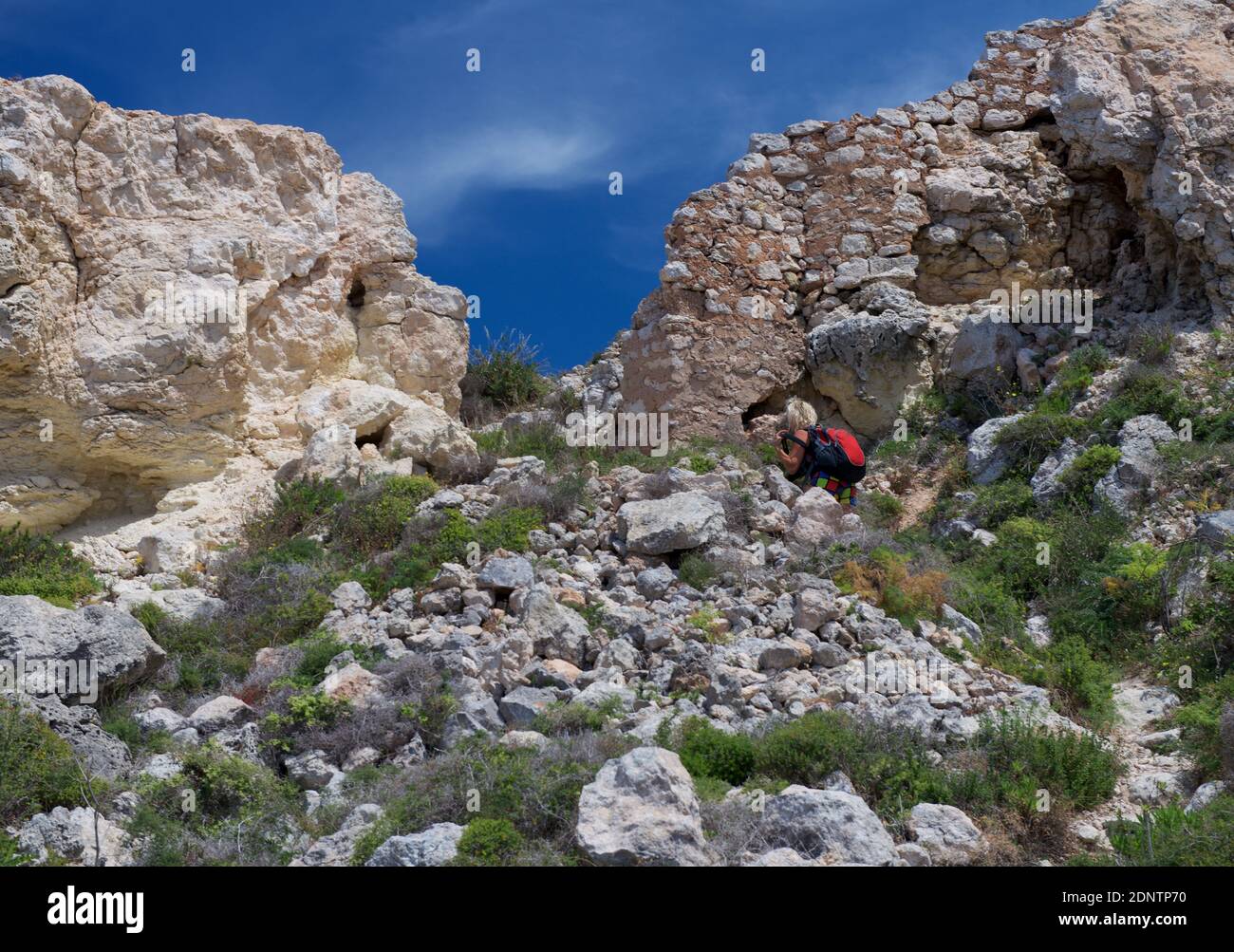Frau beim Wandern in der Nähe von Selmun, Malta Stockfoto