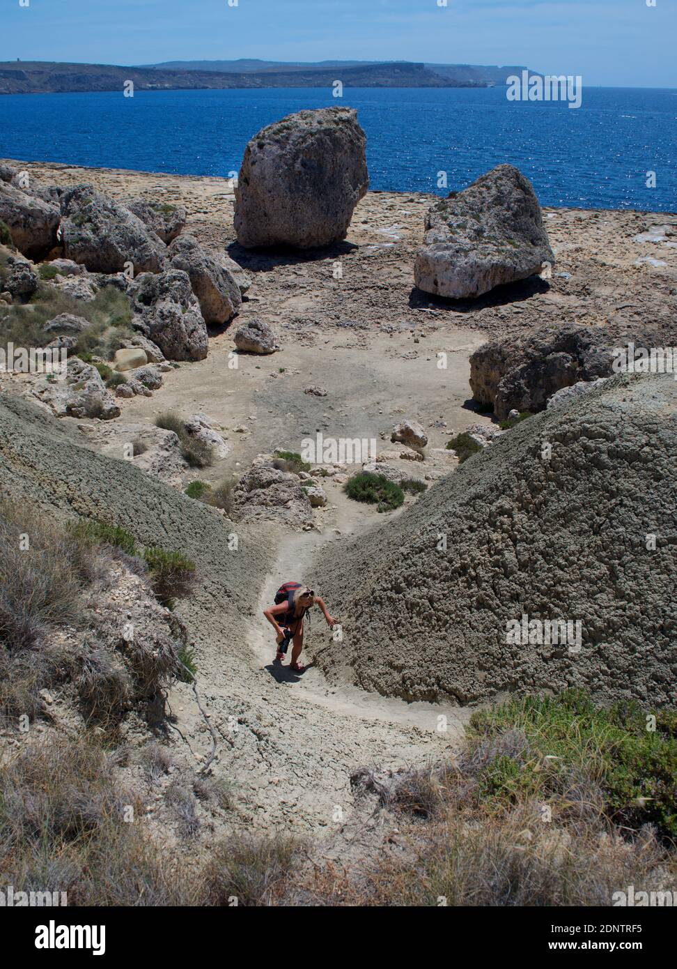 Wanderfrau, die einen Hügel hinaufgeht, Selmun, Malta Stockfoto