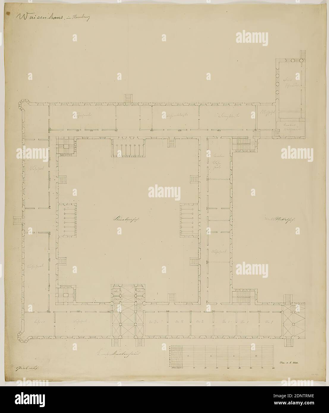 Theodor Bülau, Waisenhaus, Hamburg. Wettbewerbsdesign des Kernkomplexes. Grundriss erster Stock. Linke Hälfte mit Jungen- und Mittelteil, Papier, Stift, Tinte, Bleistift, Stift und Tuschezeichnung, Bogenformat: Höhe: 66 cm; Breite: 56 cm, beschriftet und datiert: recto: In Tinte: Mai a.. D. 1854, Glück auf. [Wettbewerbsmotto], eingeschrieben: recto o. l.: In Lead: Waisenhaus in Hamburg, Entwurfszeichnungen, Entwurf, Bauplan, Waisenhaus, profane Architektur, Architektur Stockfoto