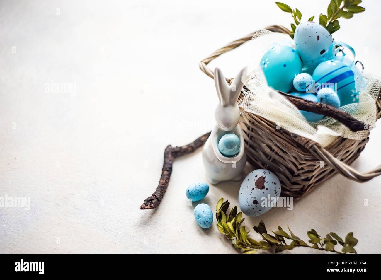 Osterdekoration mit Ostereiern und einem Osterhasen Stockfoto