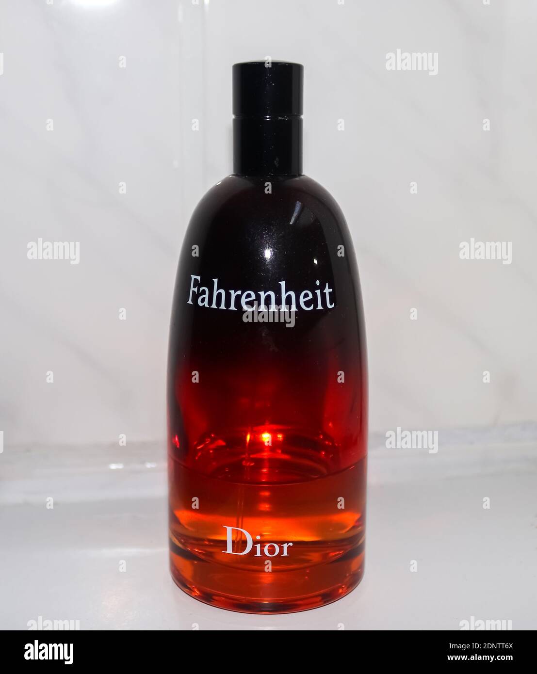 Rote Flasche Fahrenheit Parfüm von Dior vor Ein weißer Hintergrund  Stockfotografie - Alamy