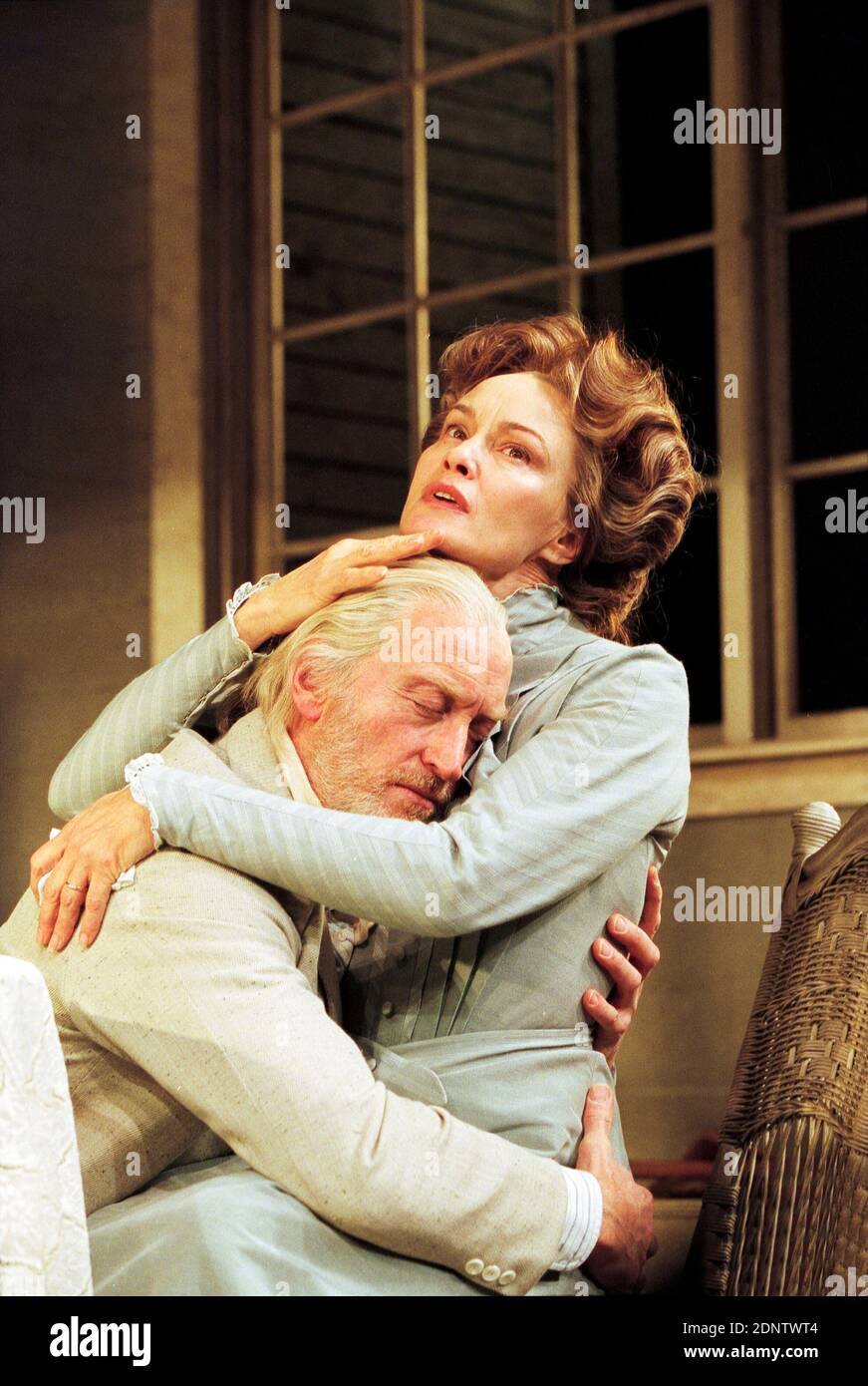 Charles Dance (James Tyrone), Jessica lange (Mary Tyrone) in LONG DAY'S JOURNEY INTO NIGHT von Eugene O'Neill im Lyric Theatre, London W1 21/11/2000 Design: Simon Higlett Beleuchtung: Paul Pyant Regie: Robin Phillips Stockfoto