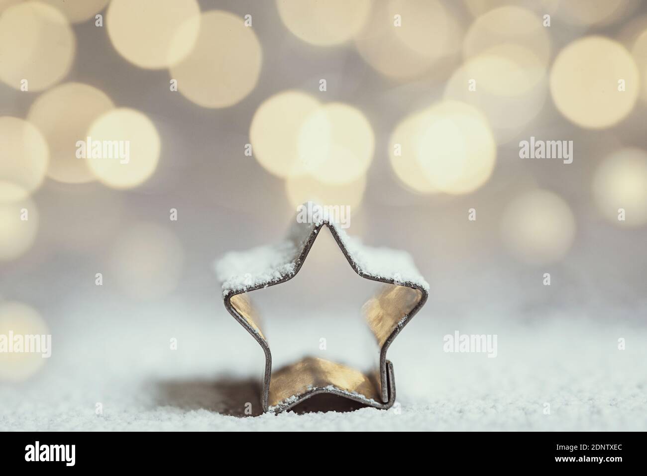 Nahaufnahme eines Weihnachtsstern-Ausstechers mit Glasur Zucker Stockfoto