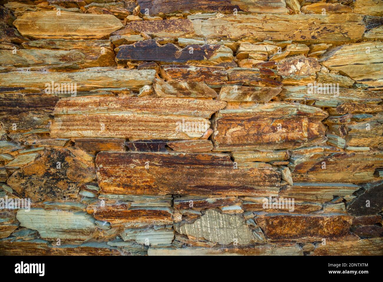 Traditionelles Schiefermuster der Mauer im Douro-Flusstal, Portugal Stockfoto