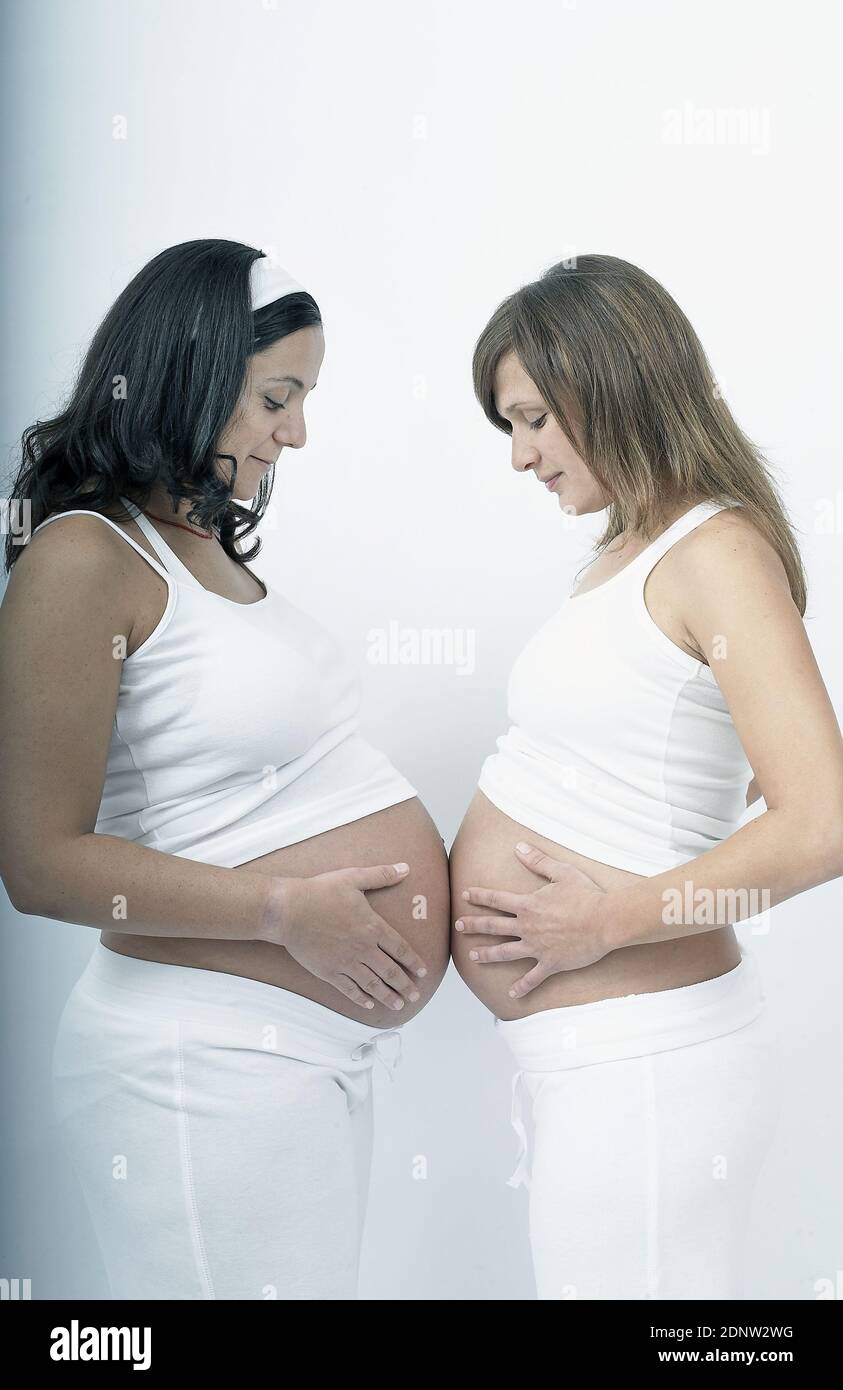 Zwei schwangere Frauen berühren Mägen Stockfoto