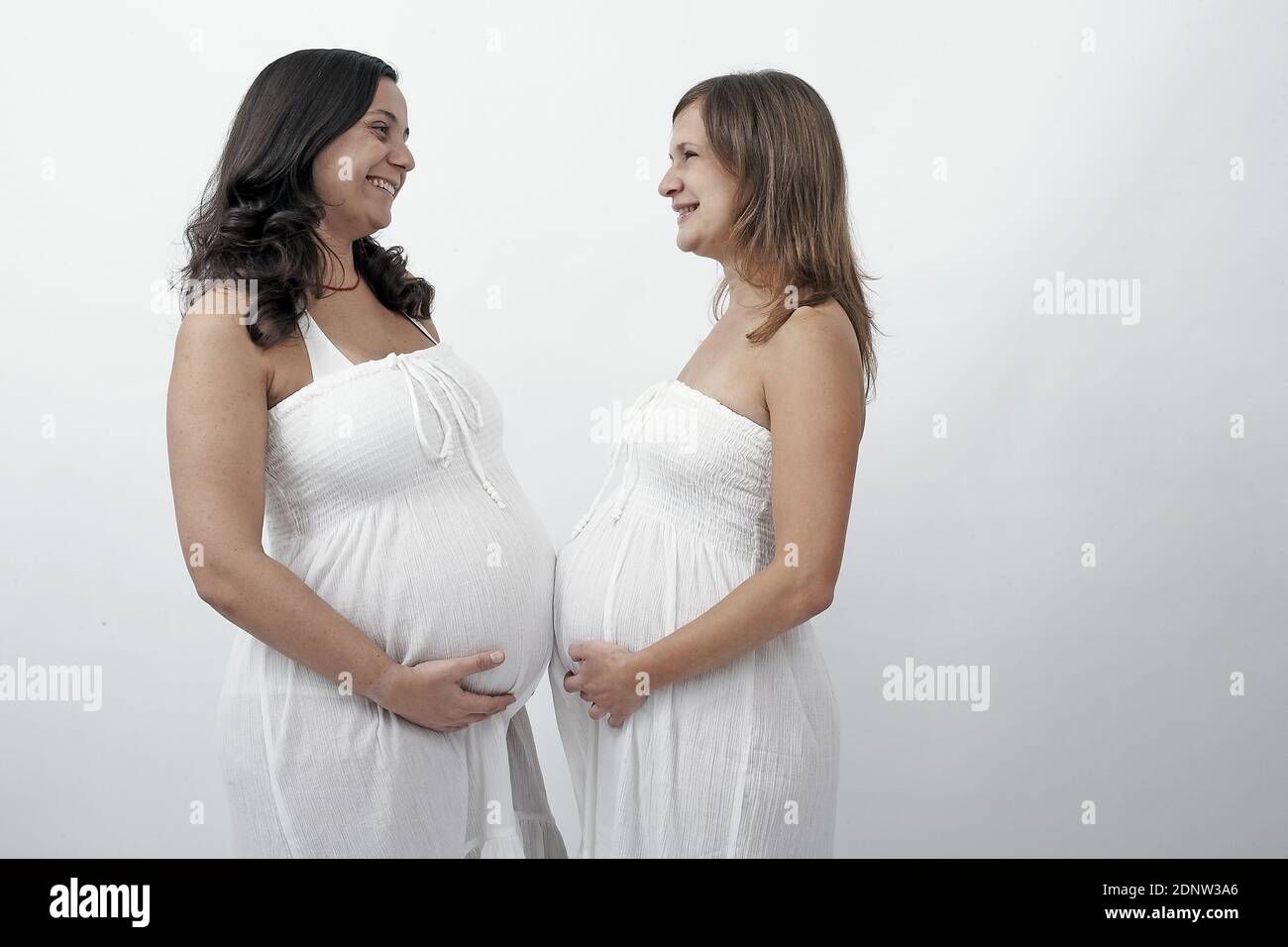 Zwei schwangere Frauen berühren Mägen Stockfoto