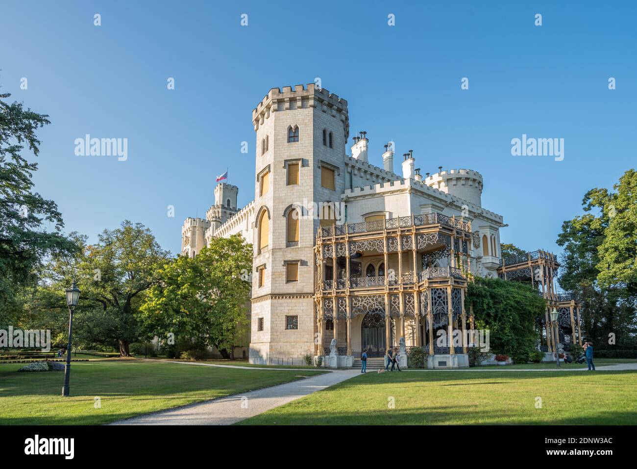 Schloss Hluboka, historisches Schloss in Hluboka nad Vltavou, Südböhmen, Tschechien, sonniges Sommerwetter. Stockfoto