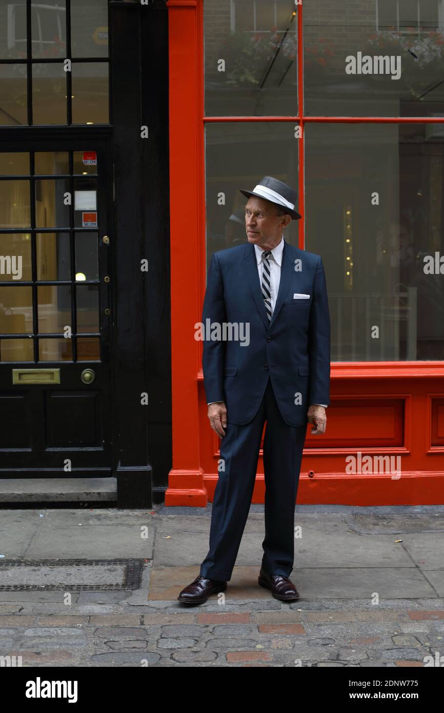 Porträt eines eleganten Mannes mit mittlerem Erwachsenenalter auf der Straße, carnaby Street, soho, london Stockfoto