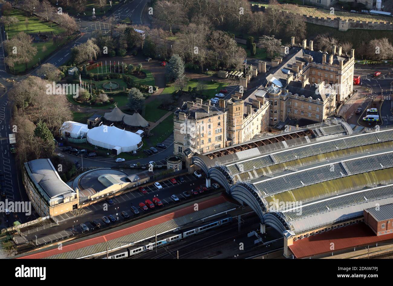 Luftaufnahme des Principal York Hotels am Bahnhof York, Großbritannien Stockfoto