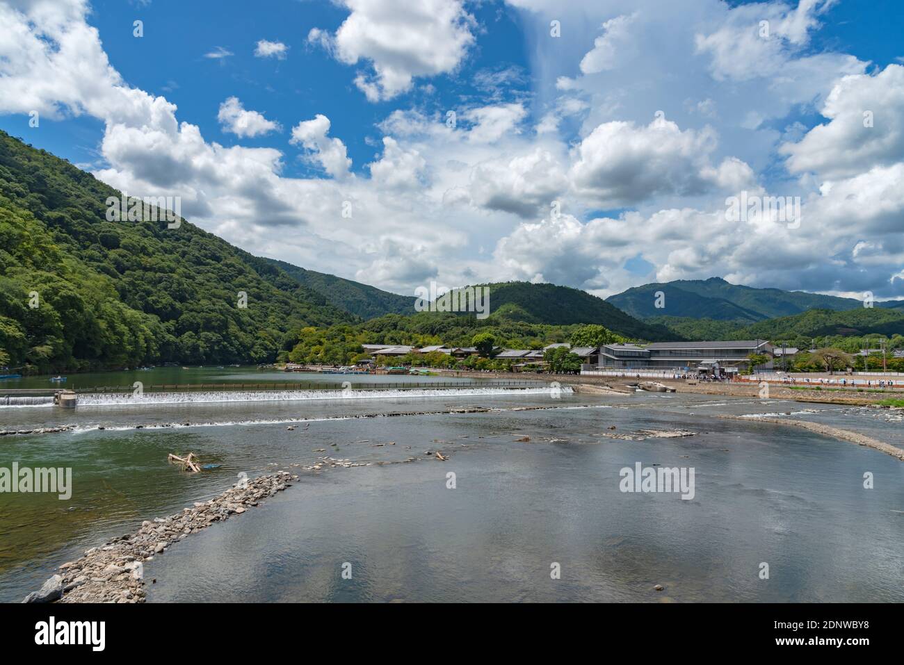 Togetsu-kyo Brücke über Katsuragawa Fluss mit bunten Wald Berg Hintergrund in Arashiyama Bezirk. Stockfoto