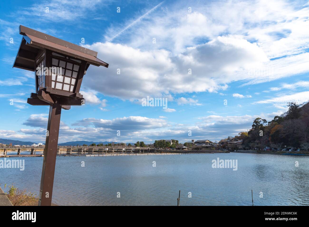 Togetsu-kyo Brücke über Katsuragawa Fluss mit bunten Wald Berg Hintergrund in Arashiyama Bezirk. Stockfoto