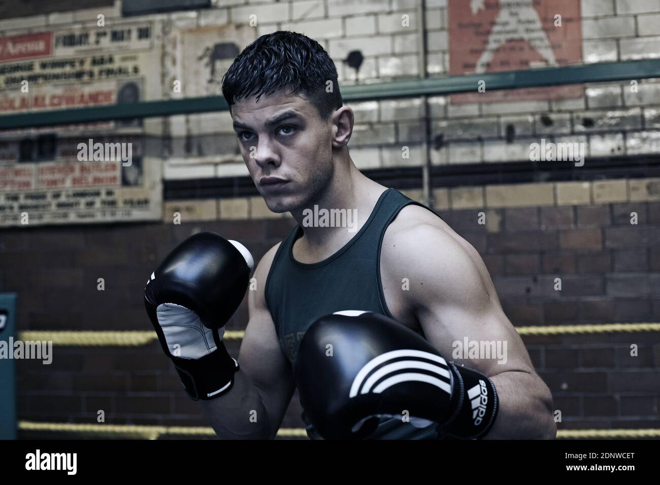 Junger Sportler bereitet sich auf Boxwettbewerbe, Training Verteidigung und Angriffe im Boxclub. Stockfoto