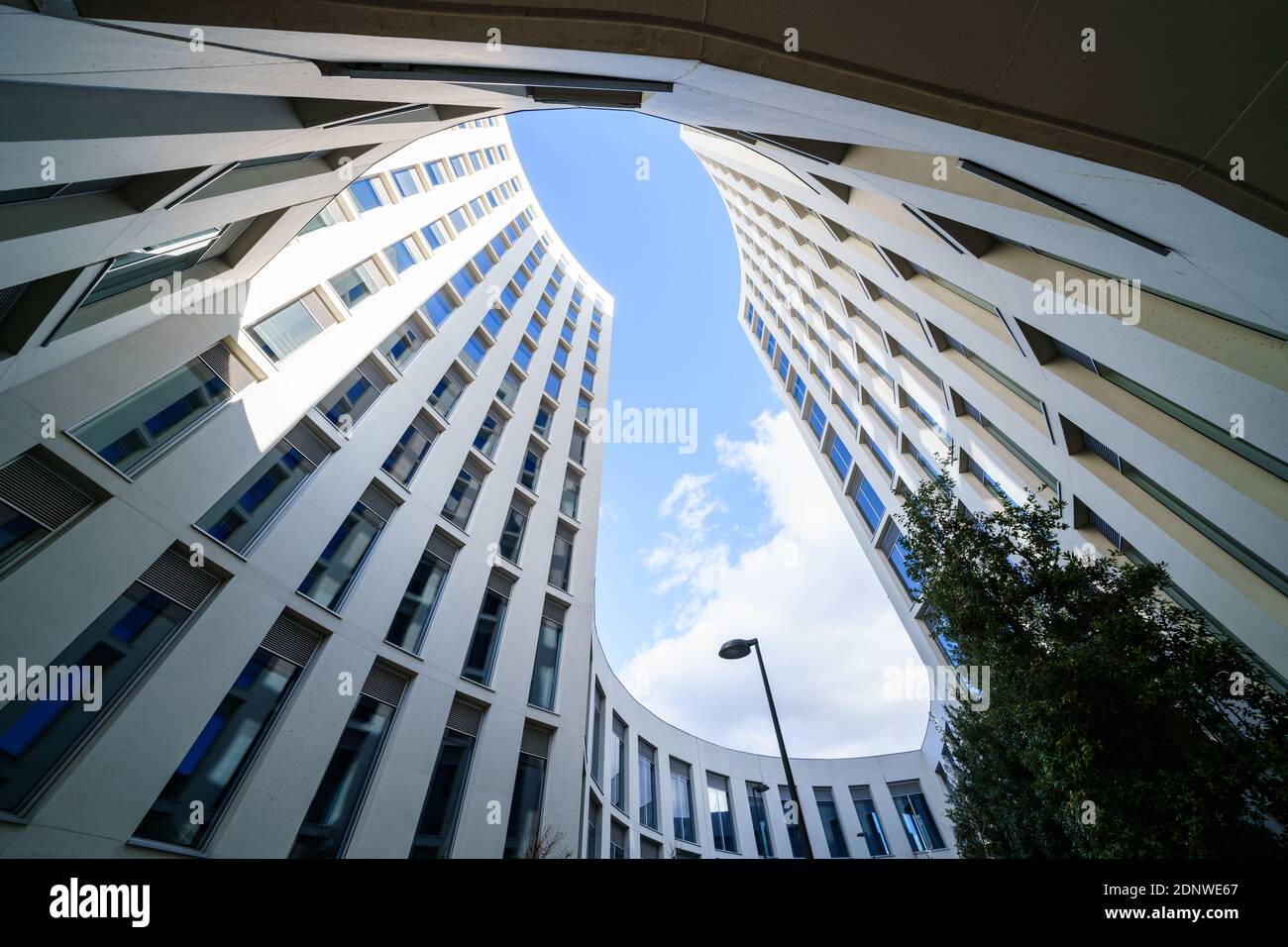 GRANADA, SPANIEN. DEZEMBER 2020. Gebäude des College of Health Sciences der Universität Granada Stockfoto