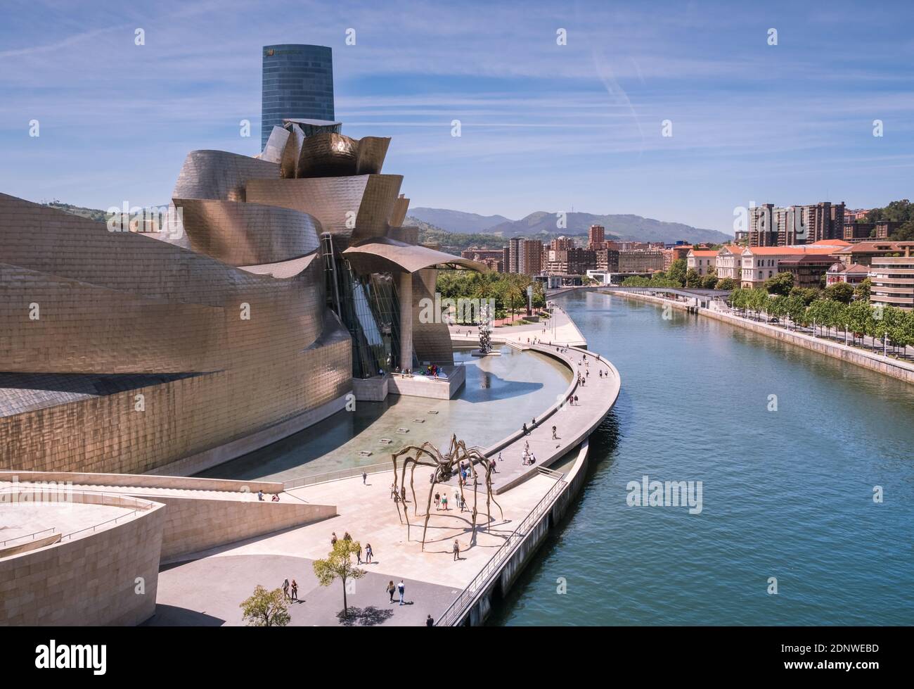 Bilbao, Baskenland, Spanien: Blick auf das Guggenheim Museum entlang der Mündung des Nervión Stockfoto