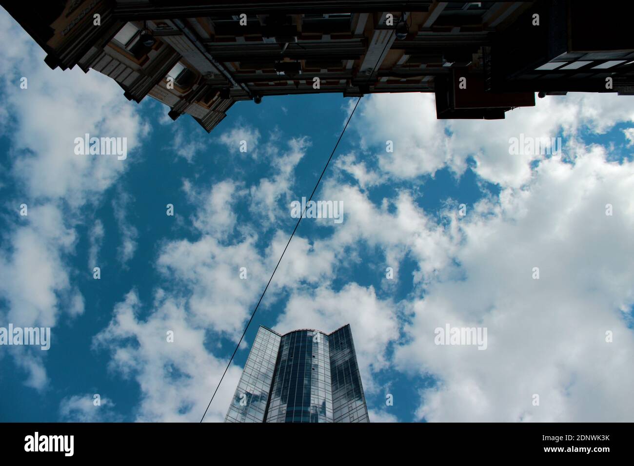 Gebäude gegen den Himmel Blick von unten, Stadt, Wolkenkratzer. Hochwertige Fotos Stockfoto
