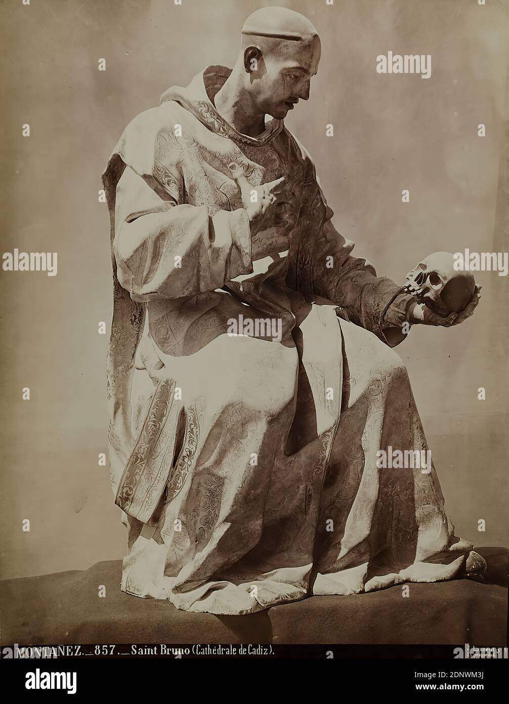 Jean Laurent, Montanez. Saint Bruno (Cathédrale de Cadiz), Albumin Papier, schwarz-weiß-positive Prozess, Bildgröße: Höhe: 31.7 cm; Breite: 23.7 cm, beschriftet: recto und: Exposed MONTANEZ. 857 Saint Bruno (Cathédrale de Cadiz), J. Laurent y C.ia Madri, Es propiedad, Skulptur, Skulptur, Bildhauerkunst, Kirchendekoration, Heilige Stockfoto