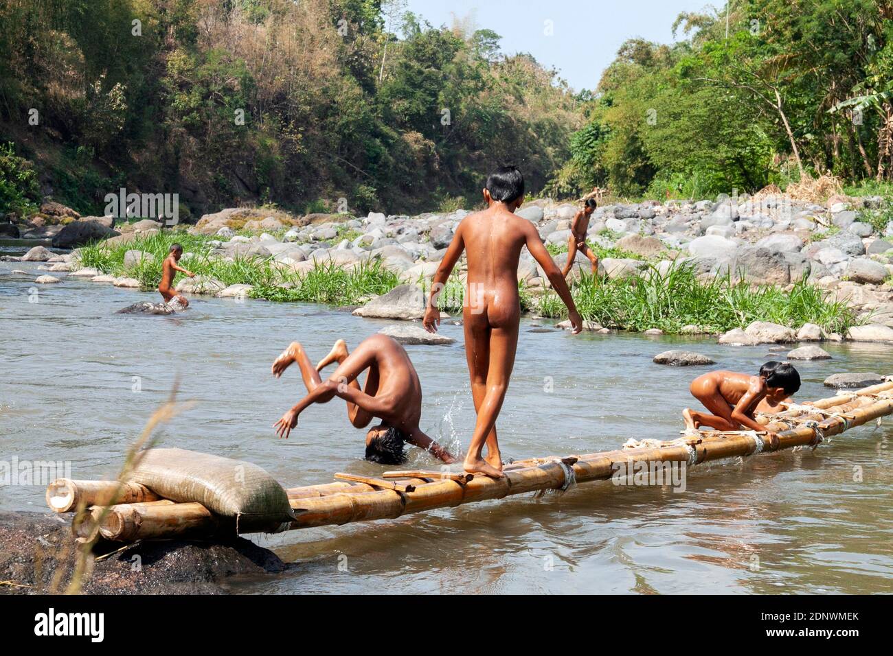 Bewohner des Dorfes Taman Krocok, Bondowoso, nutzen den Fluss zum Baden und Spielen. Stockfoto