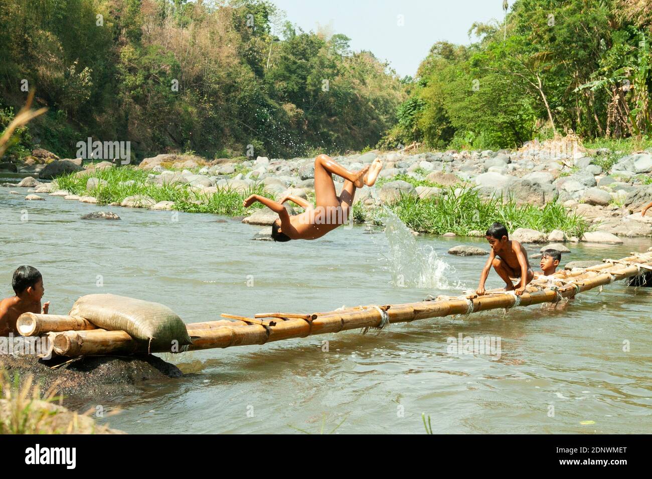 Bewohner des Dorfes Taman Krocok, Bondowoso, nutzen den Fluss zum Baden und Spielen. Stockfoto