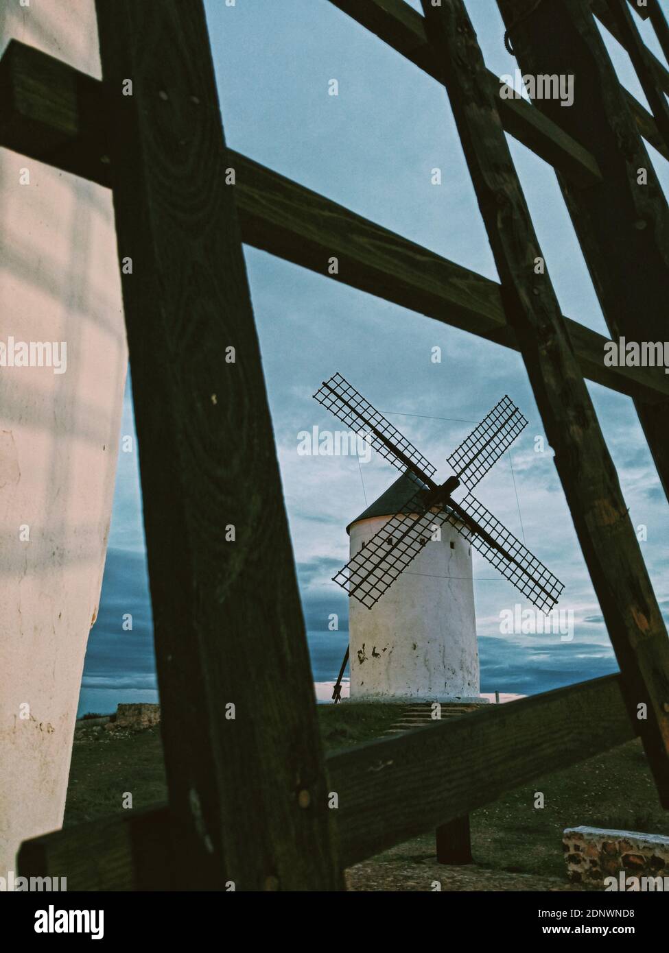 Windmühle durch eine andere Windmühle Stockfoto