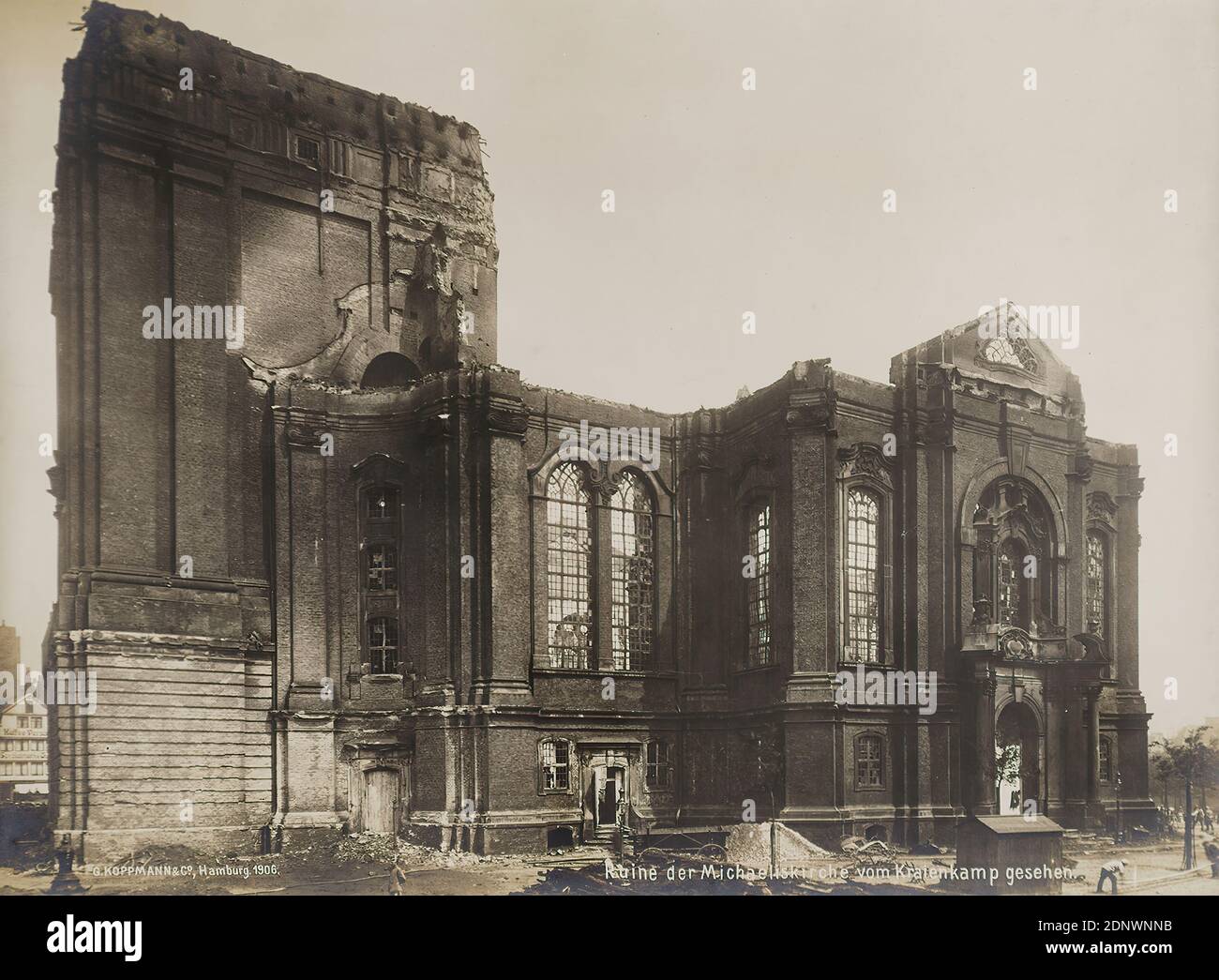 Georg Koppmann, Ruinen der St. Michaelis Kirche, Kraienkamp, von der St. Michaelis Gedenkmappe aus gesehen, Staatliche Landesbildstelle Hamburg, Sammlung zur Geschichte der Fotografie, Silbergelatinepapier, schwarz-weiß-positiv, Bildgröße: Höhe: 18.2 cm; Breite: 24.3 cm, beschriftet: recto u.: Einbelichtet G. KOPPMANN & Co. Hamburg 1906. Ruine St. Michaelis Kirche vom Kraienkamp aus gesehen, Architekturfotografie, Reportagenfotografie, Kirchenruine, Kloster, Außenbau einer Kirche, St.. Stockfoto