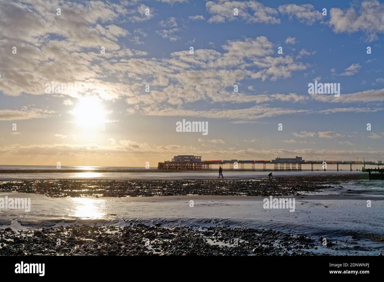 Der Pier in Worthing gegen einen dramatischen Winteruntergang und Wolken Westen Sussex England Großbritannien Stockfoto