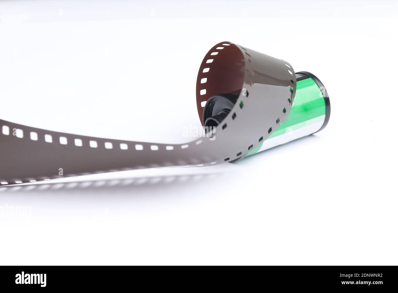 Kamera-Rollfilm mit isoliertem weißem Hintergrund. Produkte für analoge Kameras. Das Konzept eines alten Modell fotografischen Werkzeug, das für Design geeignet ist Stockfoto