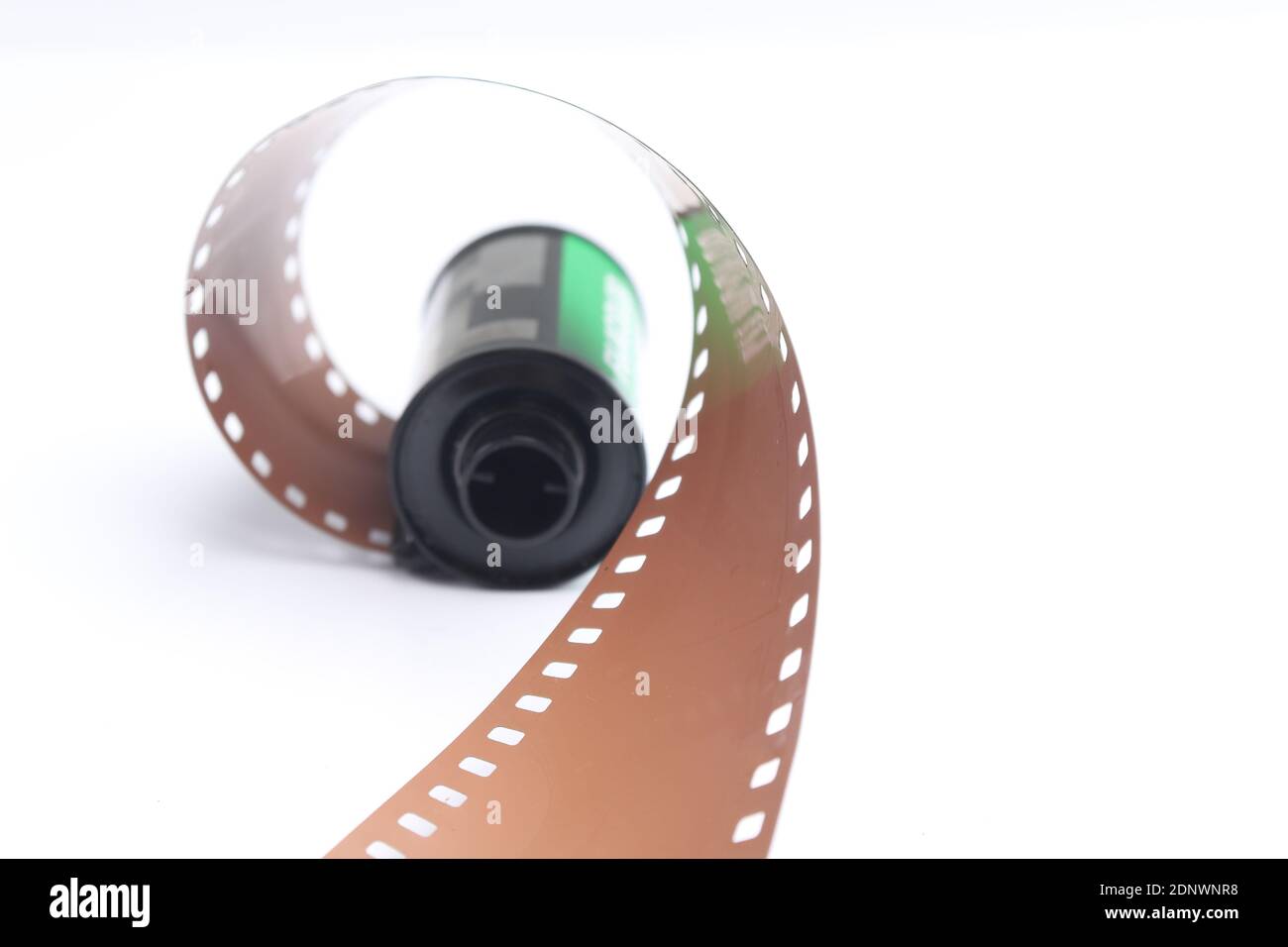 Kamera-Rollfilm mit isoliertem weißem Hintergrund. Produkte für analoge Kameras. Das Konzept eines alten Modell fotografischen Werkzeug, das für Design geeignet ist Stockfoto