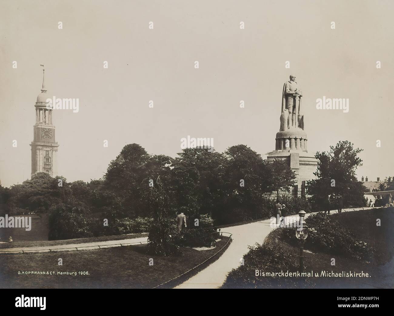 Georg Koppmann, Bismarck-Denkmal und St. Michaelis-Kirche aus der St. Michaelis-Gedenkmappe, Staatliche Landesbildstelle Hamburg, Sammlung zur Geschichte der Fotografie, Silbergelatinepapier, schwarz-weiß-positiv, Bildgröße: Höhe: 18.1 cm; Breite: 24 cm, Inschrift: recto u.: Einbelichtet G. KOPPMANN & Co. Hamburg 1906: Bismarck-Denkmal und St. Michaels-Kirche, Landschaftsfotografie, Architekturfotografie, Gärten und Parks, Denkmal, Statue, Kirchturm Stockfoto