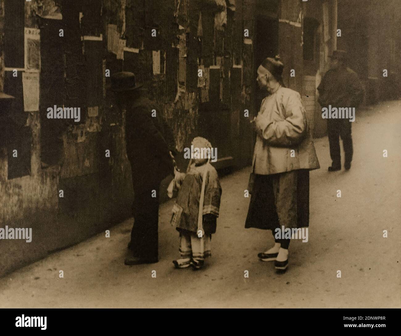 Arnold Genthe, Reading the Tong Proklamation, Chinatown, San Francisco, Staatliche Landesbildstelle Hamburg, Sammlung zur Geschichte der Fotografie, Silbergelatinepapier, Schwarz-Weiß-Positivverfahren, Bildgröße: Höhe: 26.60 cm; Breite: 34.30 cm, Stempel: verso und Rücken Duplikat sowie in Blei: Arnold Genthe, Berichterstattung Fotografie, Stadtleben, Kind, Mann, Stadtbewohner, Stadtbewohner, Bewegung, Kopfbedeckung, Nationalkostüm, regionale Kostüm, San Francisco (Calif Stockfoto