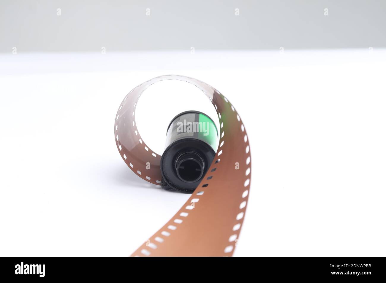 Kamera-Rollfilm mit isoliertem weißem Hintergrund. Produkte für analoge Kameras. Das Konzept eines alten Modell fotografischen Werkzeug, das für Design geeignet ist Stockfoto