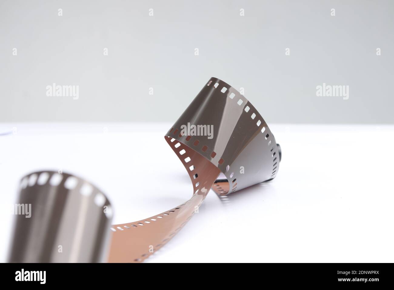 Kamera-Rollfilm mit isoliertem weißem Hintergrund. Produkte für analoge Kameras. Das Konzept eines alten Modell fotografischen Werkzeug, das für Design geeignet ist Stockfoto