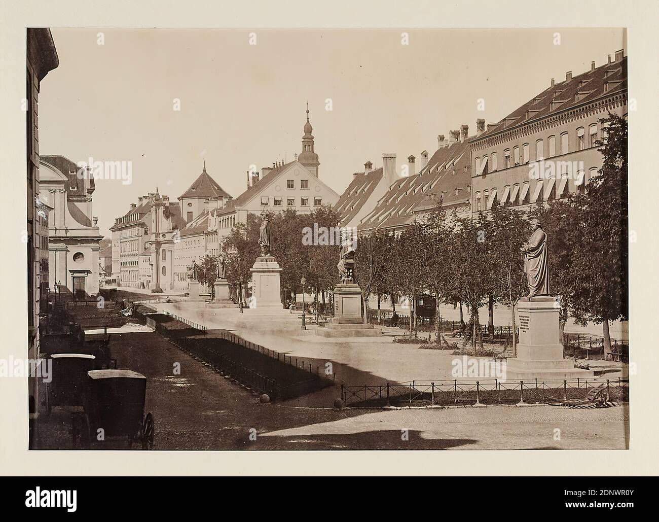 Georg Böttger, Promenadeplatz, München, Albumin-Papier, schwarz-weiß-positiv, Bildgröße: Höhe: 14,40 cm; Breite: 20,60 cm, Architekturfotografie, weltliche Architektur, Straßen und Plätze Stockfoto