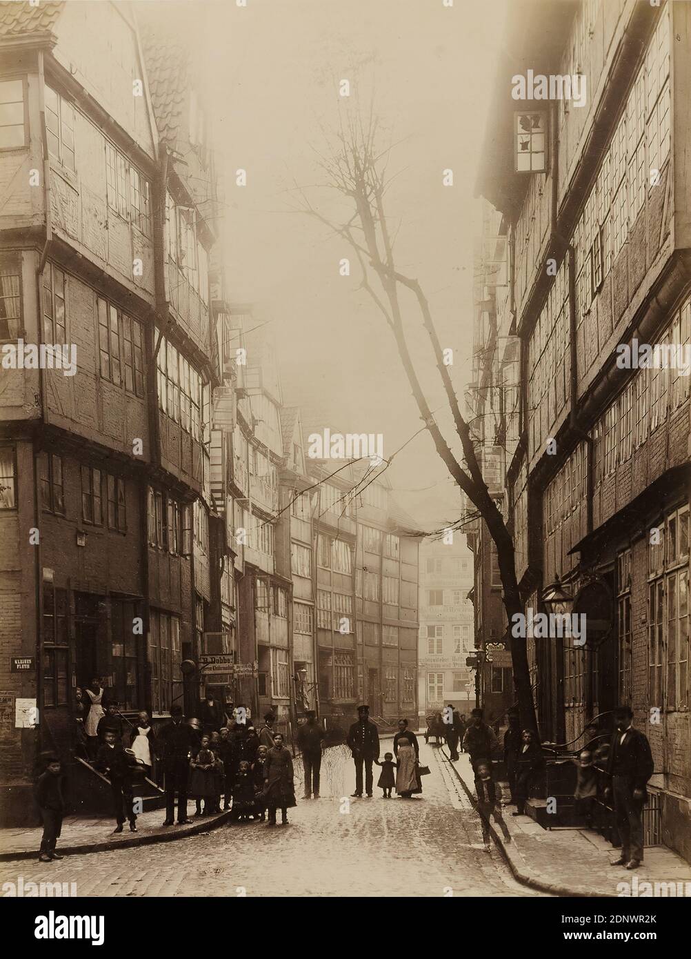 Georg Koppmann, Hamburg. Pickhuben aus der Altstadt Neuenweg, Staatliche Landesbildstelle Hamburg, Sammlung zur Geschichte der Fotografie, Albumin-Papier, schwarz-weiß-positive Verfahren, Bildgröße: Höhe: 27.1 cm; Breite: 21 cm, beschriftet: recto u.: Bedruckt auf der Trägerkarton: Photographie: G. Koppmann & Co. Hamburg. Fotografiert Hamburg Oktober 1883, Hamburg Pickhuben aus der Altstadt Neuenweg, Architekturfotografie, Stadt, Stadtansicht (veduta), Straßen und Plätze, Wohnhaus, Mehrgeschossgebäude, Stadtbewohner, hist. Stockfoto